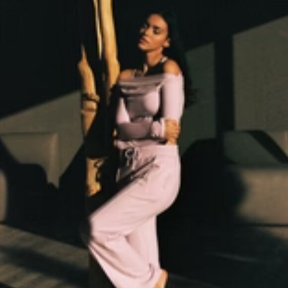 Off-Shoulder Pleated Top - Picture 4 of 6